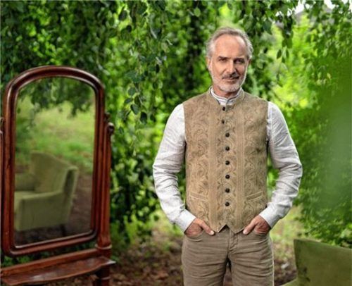 Hochgeschlossenes Gilet aus Hirschleder mit traditionellem Handdruck und Schnursteppereien. Foto Goessl