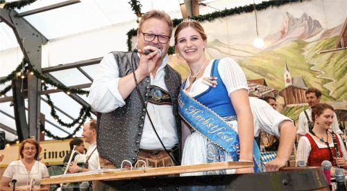 Im Flötzinger Festzelt wird auch die neue Miss Herbstfest öfter zu Gast sein – wie hier Amelie Frei am dritten Sonntag im vergangenen Jahr.Foto stl