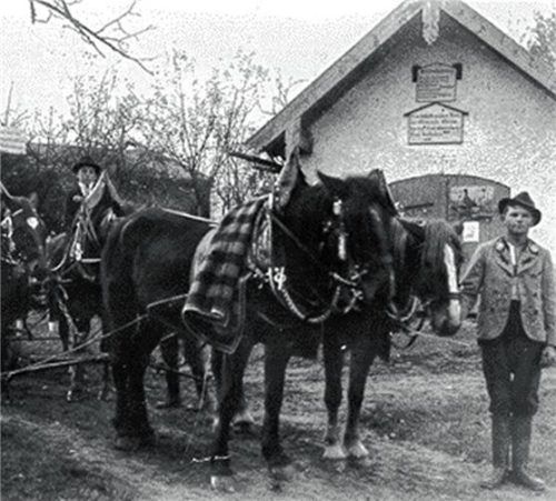 Im Jahr 1885 wurde neben dem Mader-Anwesen in Greimharting ein neues Feuerwehrhaus gebaut.