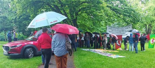 Im Luitpoldpark in Rosenheim kamen etwa 50 Leute zur Demonstration zusammen. Am Max-Josefs-Platz kamen mehr Demonstranten dazu. Foto Beuerlein