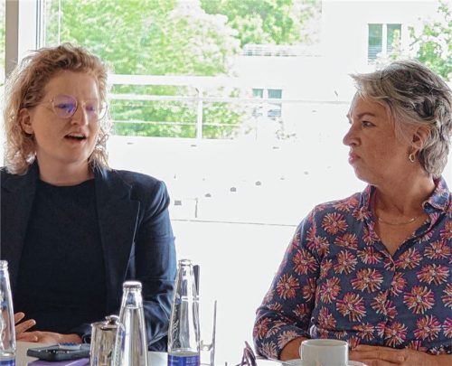 Im OVB-Redaktionsgespräch rechnen die Grünen-EU-Kandidatin Andie Wörle (links) und Landesvorsitzende Gisela Sengl mit Markus Söder und Hubert Aiwanger ab.Foto  Bach