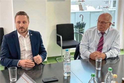 Im Redaktionsgespräch mit dem Vorsitzenden der Deutschen Polizeigewerkschaft (DPolG) Rainer Wendt (rechts) und dem CSU-Landtagsabgeordneten Daniel Artmann ging es unter anderem um Grenzsicherheit und Migration. Foto Baumeister