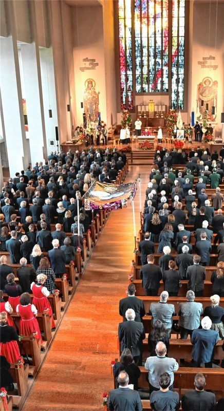 In der Christkönigkirche fand der Trauergottesdienst für den beliebten Seniorchef der Flötzinger Brauerei statt.