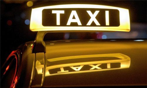 In einem echten Taxi (Symbolbild) wäre der damals 17-Jährige sicher gewesen. Doch er unternahm eine private „Taxifahrt“ mit dem 43-jährigen Angeklagten. Dieser soll ihn dann vergewaltigt haben. Foto dpa