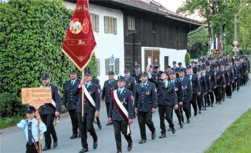 In ihrer blauen Uniform zogen aktive und passive Mitglieder der Freiwilligen Feuerwehr Au zur internen Gedenkfeier in Richtung Feuerwehrhaus. Fotos Strim