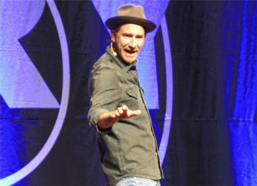 Interaktion mit dem Publikum: Markus Stoll alias Harry G reagierte auf Zwischenrufe und baute diese geschickt in seine Show ein. Foto Grun
