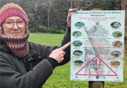 Jägerin Anita Trost präsentiert eines von insgesamt fünf Schildern im Bereich Lohholz-Harthausen. Foto re