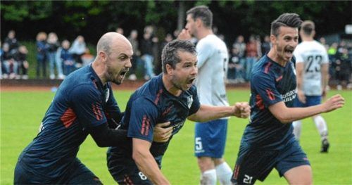 Jubel beim ASV Au nach dem entscheidenden Treffer von Christoph Bott (Mitte) in der ersten Runde der Kreisliga-Quali. Am Montag muss Au noch einmal ran.Foto Franz Ruprecht