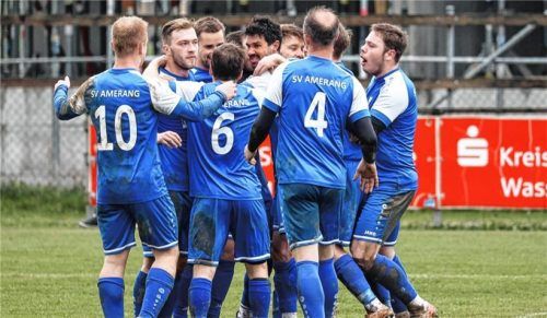 Jubel beim SV Amerang: Dennoch sieht es so aus, als müsste der Ex-Bezirksligist durch die Mühle Relegation, um die Kreisklasse zu halten.Foto Christian Mühlhofer