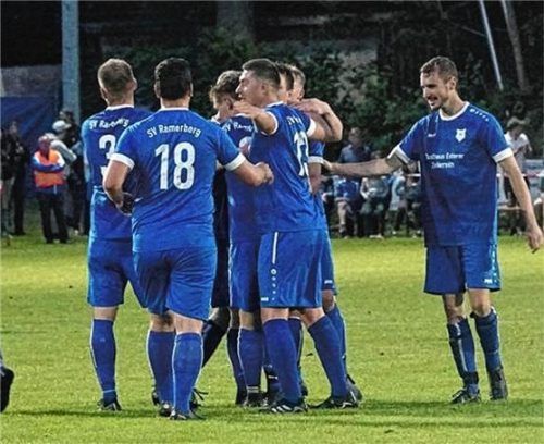 Jubel beim SVR: Durch den Sieg gegen Oberndorf bleibt Ramerberg in der Kreisklasse.Foto Cihad Kökten