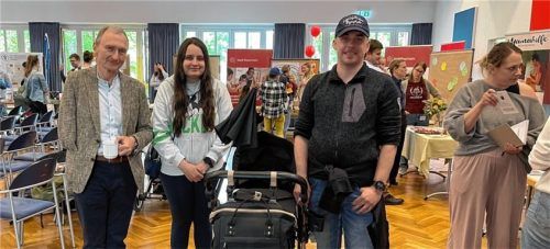 Jugendamtsleiter Christian Meixner (links) im Gespräch mit einer Familie.Foto Heuel