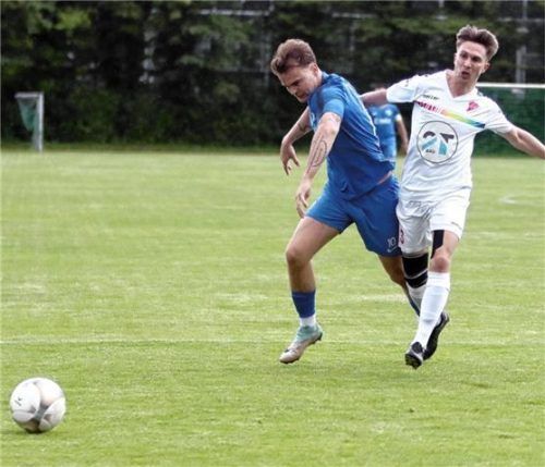 Julian Höllen (links) setzt sich im Laufduell durch.Foto Fehrmann