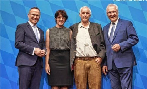 Kathrin und Rudi Rohrmüller bei der Preisverleihung in Regensburg durch BLSV-Präsident Jörg Ammon (links) und Bayerns Innenminister Joachim Herrmann (rechts).Foto re