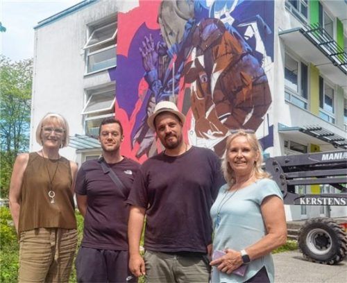 Katrin Meindl, Noir, Mr. Woodland und Monika Rieger (von links) haben das Projekt zur Gestaltung der Geflüchteten-Unterkunft auf die Beine gestellt. Foto Weinfurtner