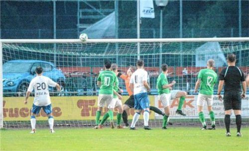 Kein Tor: Martin Rauschers Kopfball klatscht an die Latte des Emmeringer Gehäuses. Foto Franz Ruprecht