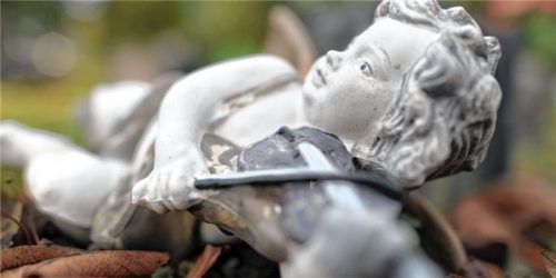 Kinder reagieren ganz unterschiedlich auf den Tod einer ihnen nahestehenden Person. Foto dpa