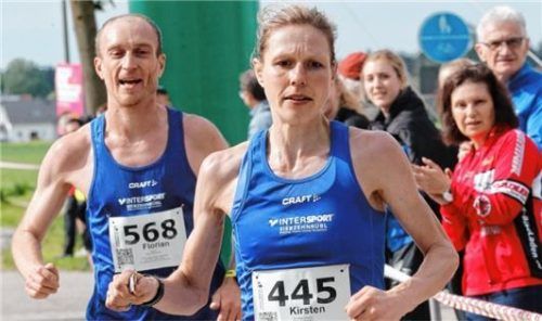 Kirsten De Baey-Ruszin vom PTSV Rosenheim gewann bei den Frauen über zehn Kilometer, hinten Tempomacher Florian Spötzl.