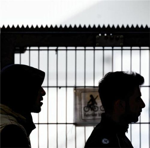 Können Asylbewerber zu gemeinnütziger Arbeit verpflichtet werden? Das Thema kam auf AfD-Antrag auch im Kreistag Rosenheim auf. Foto dpa (Archiv)