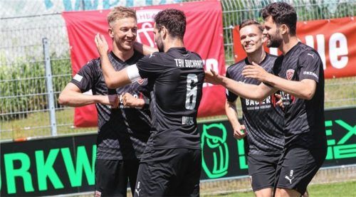 Können die Buchbacher Tobias Sztaf, Philipp Walter, Tobias Stoßberger und Sammy Ammari heute den Klassenerhalt bejubeln?Foto Michael Buchholz