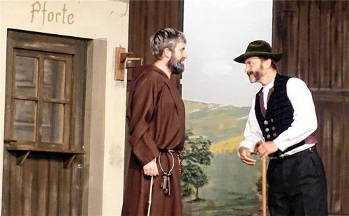 Konrad Hamberger (links) spielt den erwachsenen Bruder Konrad, der jahrzehntelang die Klosterpforte in Altötting hütete und geduldiger Ansprechpartner für viele Anliegen war. Foto Hötzelsperger