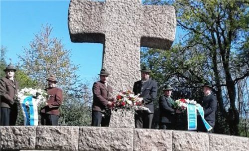 Kranzniederlegung am Hochkreuz der Kriegsgräberstätte Sandweiler/Luxemburg.Foto Rehberg
