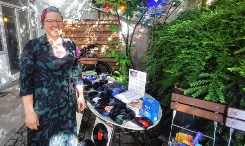 Künstlerin Gesa Lappler vor einigen ihrer einfallsreichen Upcycling-Kreationen.Foto nebl