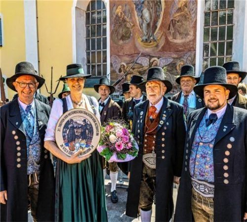 Landtagspräsidentin Ilse Aigner (Zweite von links) mit Edelweiß-Vorsitzendem Manfred Karl (links) und Josef Englberger als Vertreter des Beurer Gwands.