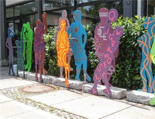 Lebensgroße und bunte Figuren bilden die Schüler ab, die an dem Projekt teilgenommen haben. Foto Zuber