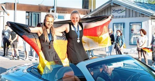 Lisa Lechner (links), EM-Bronzemedaillengewinnerin im 1er-Kunstradsport der Juniorinnen, und Mina Heinritzi, Vize-Europameisterin und EM-Silbermedaillengewinnerin, kamen im Cabrio zum Empfang. Fotos RE
