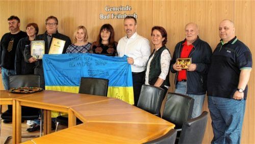 Ljudmila Yegorowa und Olena Tanasevych (Fünfte und Vierte von links) dankten Bürgermeister Max Singer (Sechster von links) sowie Vertretern der „Ukrainehilfe Bad Feilnbach“ sowie Christian Otto (Dritter von links) für ihre Spendenbereitschaft. Foto Strim