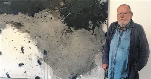 Maler Peter Tomschiczek vor einem seiner Werke aus der Serie „Bild vom Meer“. Foto bößwetter