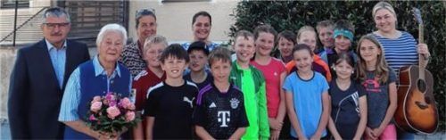 Maria Eberhard (Zweite von links) mit Bürgermeister Klaus Meixner (links) und den Kindern der vierten Klasse. Foto re
