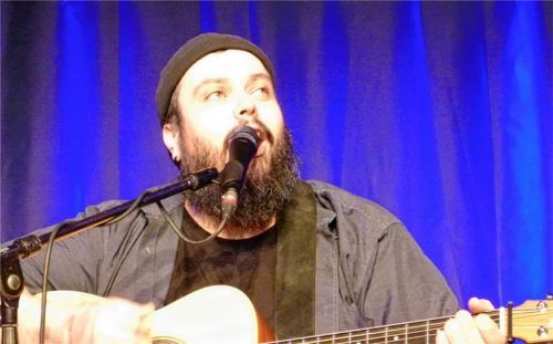 Mathias Kellner bei seinem Auftritt in der Bruckmühler Kulturmühle.Foto ahrens