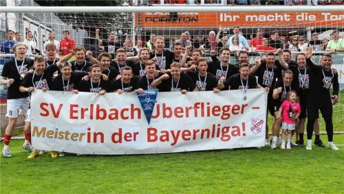 Meister in der der Bayernliga Süd: Der SV Erlbach hat den größten Erfolg in der Vereinsgeschichte erreicht.Foto Gabi Zucker