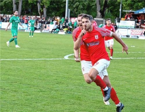 Michael Barthuber bejubelt seinen zweiten Treffer zum 3:1 gegen Regensburg.Foto Christian Mühlhofer