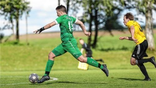 Michael Hunglinger (links) lässt auf dem Weg zum 2:0 Tobias Walter hinter sich.Foto Hans Weitz