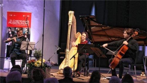 Milch, Zucker und am Ende frenetischer Applaus: Valentin Radutiu (Violoncello), Marie-Pierre Langlamet (Harfe) und Maximilian Randlinger (Flöte).Foto benekam