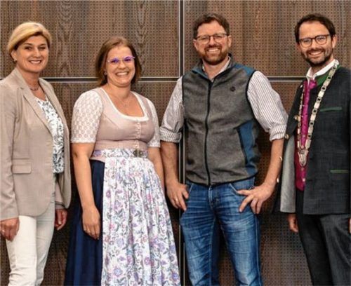 Mit Bedauern und Verständnis verabschieden Bürgermeister Johannes Zistl (rechts) und stellvertretende Bürgermeisterin Christiane Noisternig (links) die Gemeinderätin Martina Weber und begrüßen Nachfolger Martin Eham. Foto Re