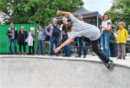 Mit dem Bord die Wand nach oben – Der Skatepark in Wasserburg ist eröffnet. Foto Rieger