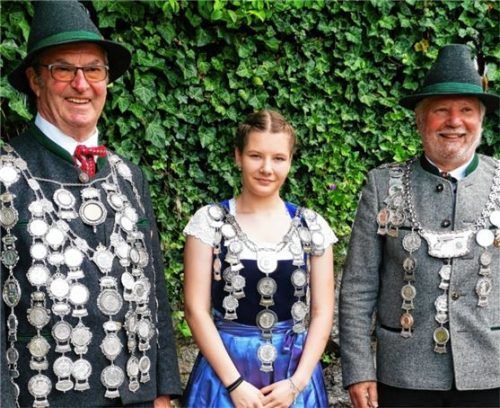 Mit dem letzten Kranzl standen die neuen Würdenträger fest: (von links) Schützenkönig Martin Atzinger, Jugendkönigin Angelina Schröder sowie Pistolenkönig Herbert Weiß. Foto Re