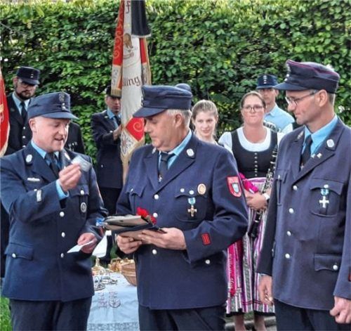 Mit der Ernennung zum Ehrenvorsitzenden würdigten Michael Krimplstötter, Vorsitzender der Willinger Feuerwehr (links), und sein Stellvertreter Martin Pfab (rechts) die Verdienste von Thomas Heimgartner.Foto  Feuerwehr Willing