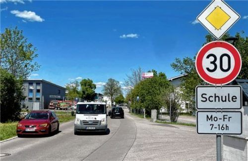 Mit der neuen Querungshilfe in der Pettenkofer Straße geht der Markt Bruckmühl seinen eingeschlagenen Weg der Schulweg- und Fußgänger-Sicherheit konsequent weiter, die wegen Straßenbaumaßnahmen derzeitig geltende Tempo-30-Beschränkung sollte aber weiterhin Bestand haben. Foto Neuwirth