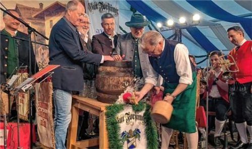 Mit drei Schlägen zapfte Bürgermeister Michael Kölbl das Fass an. Foto Rieger