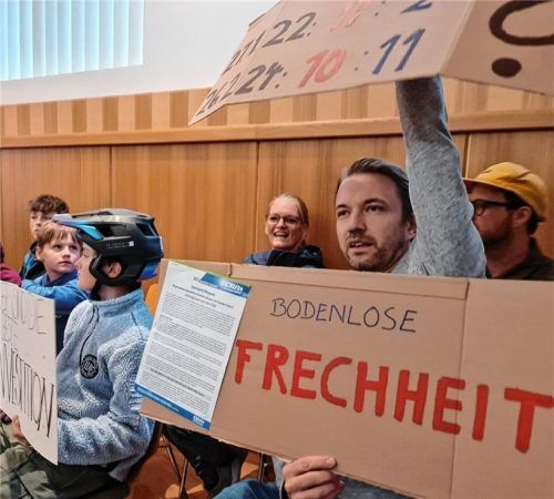 Mit Plakaten und Pappschildern taten Zuhörer im Rohrdorfer Gemeinderat ihre Meinung zum Verhalten einiger Kommunalpolitiker kund. Foto Thomae