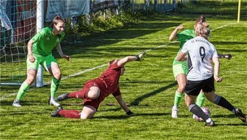 Mit vereinten Kräften verteidigte die TuS-Defensive um Torfrau Franziska Kutzner ihren Kasten, doch Rudertings Franziska Haider (Nr. 9) erzielte zwei Treffer.Foto Habermann