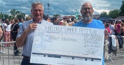 Musik tut Gutes: Die Spende von 1500 Euro teilen sich der Förderverein Volksmusik Oberbayern und das Patenprojekt der Rosenheimer Aktion für das Leben. Bürgermeister Richard Richter (links) nahm den symbolischen Spendenscheck von Hanno Schuster als Veranstalter entgegen. Foto Mischi