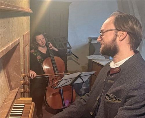 Musizierten auf der Empore: Salome und Christopher Ryser. Foto kirchner