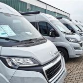 Caravan-Händler blicken auf volle Höfe