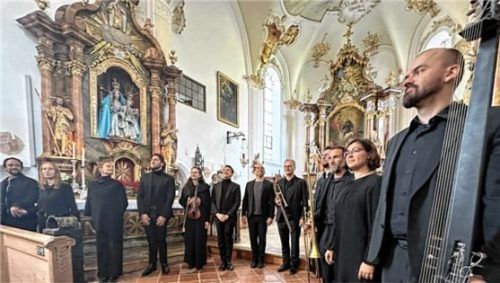 Nach dem Konzert stellen die Musiker und Sänger sich im Chorraum zum Empfang des Beifalls auf.Foto janka