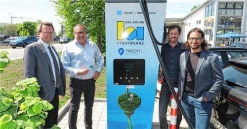 Nahmen die neue E-Schnellladesäule auf dem Prechtl-Edeka-Parkplatz in Betrieb (von links): Bürgermeister Stephan Schlier, Stefan Barber (Stadtwerke Bad Aibling), Andreas Immler (Stadtwerke Bad Aibling) und Prechtl-Geschäftsführer Jochen Aumüller. Foto Baumann